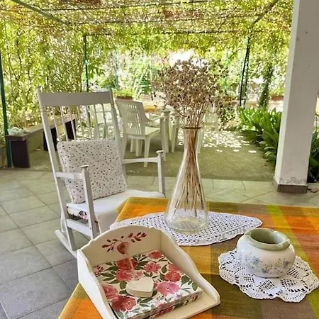 By The Church On Apartman Olib